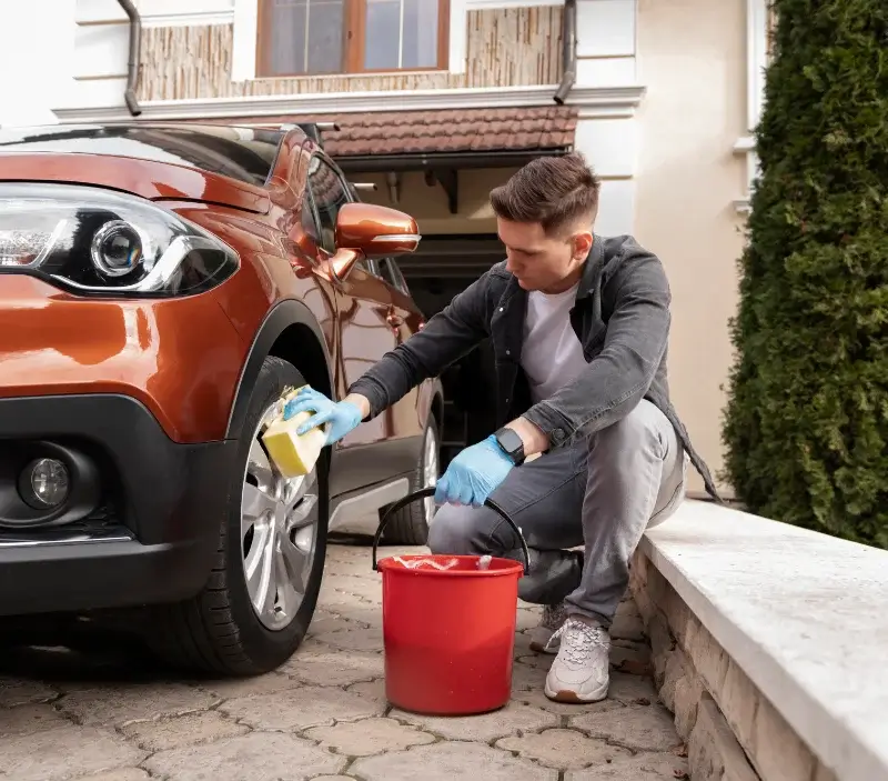 Lavage auto à domicile Saint-Sulpice-d'Arnoult : professionnel intervenant sur un véhicule